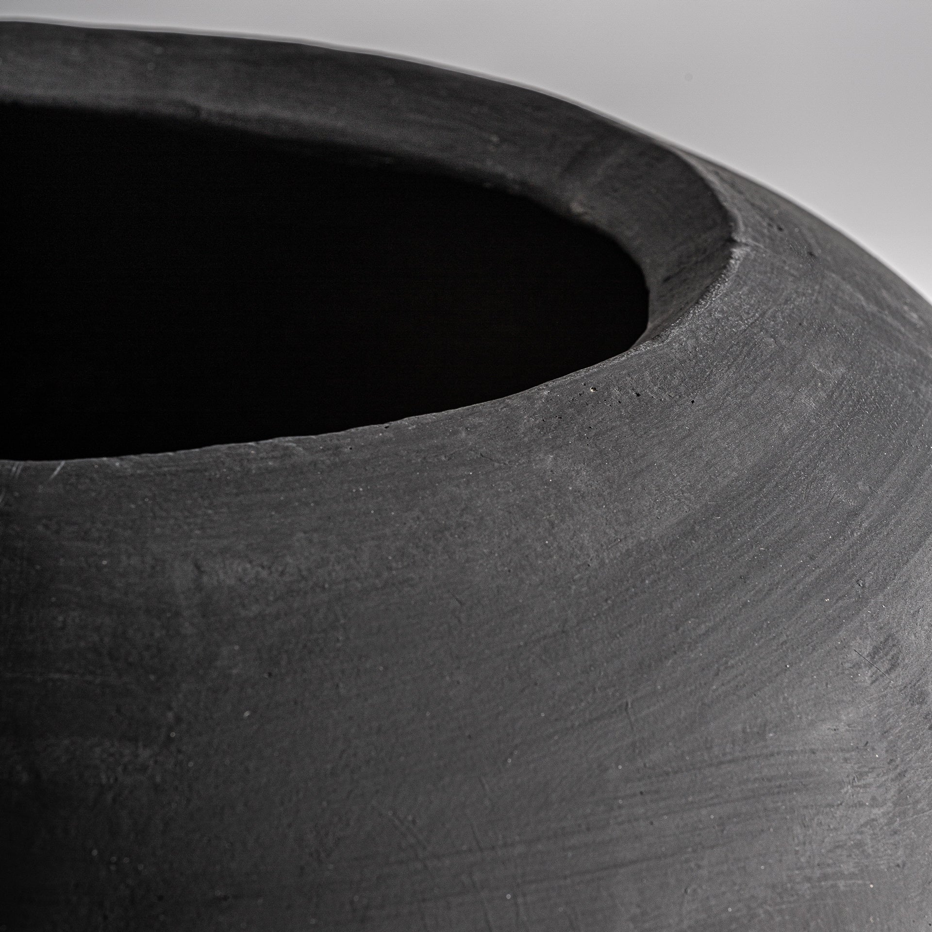 Gloria Black Concrete Plant Pot