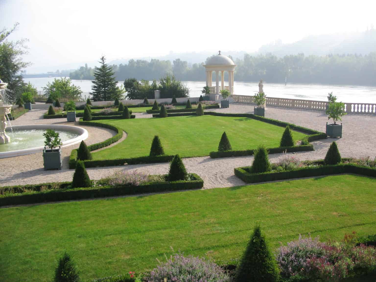 Caisse de Versailles 700mm planter with citrus tree