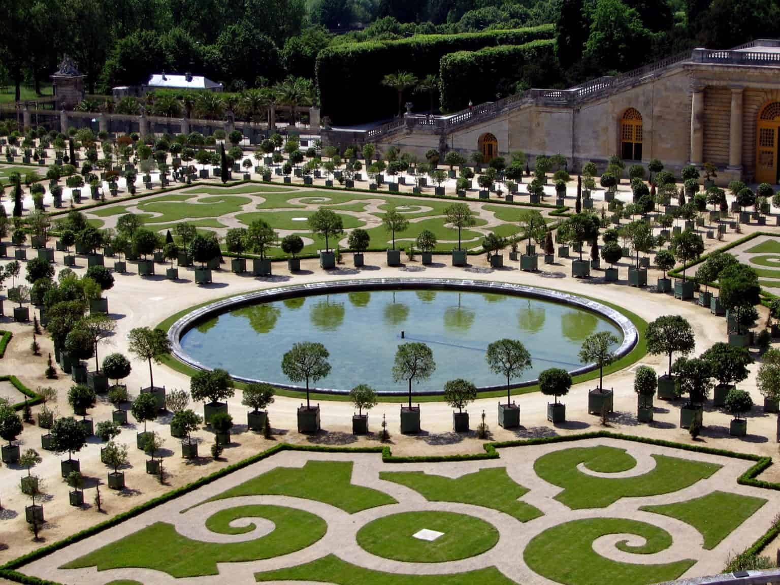 Caisse de Versailles planters in formal garden