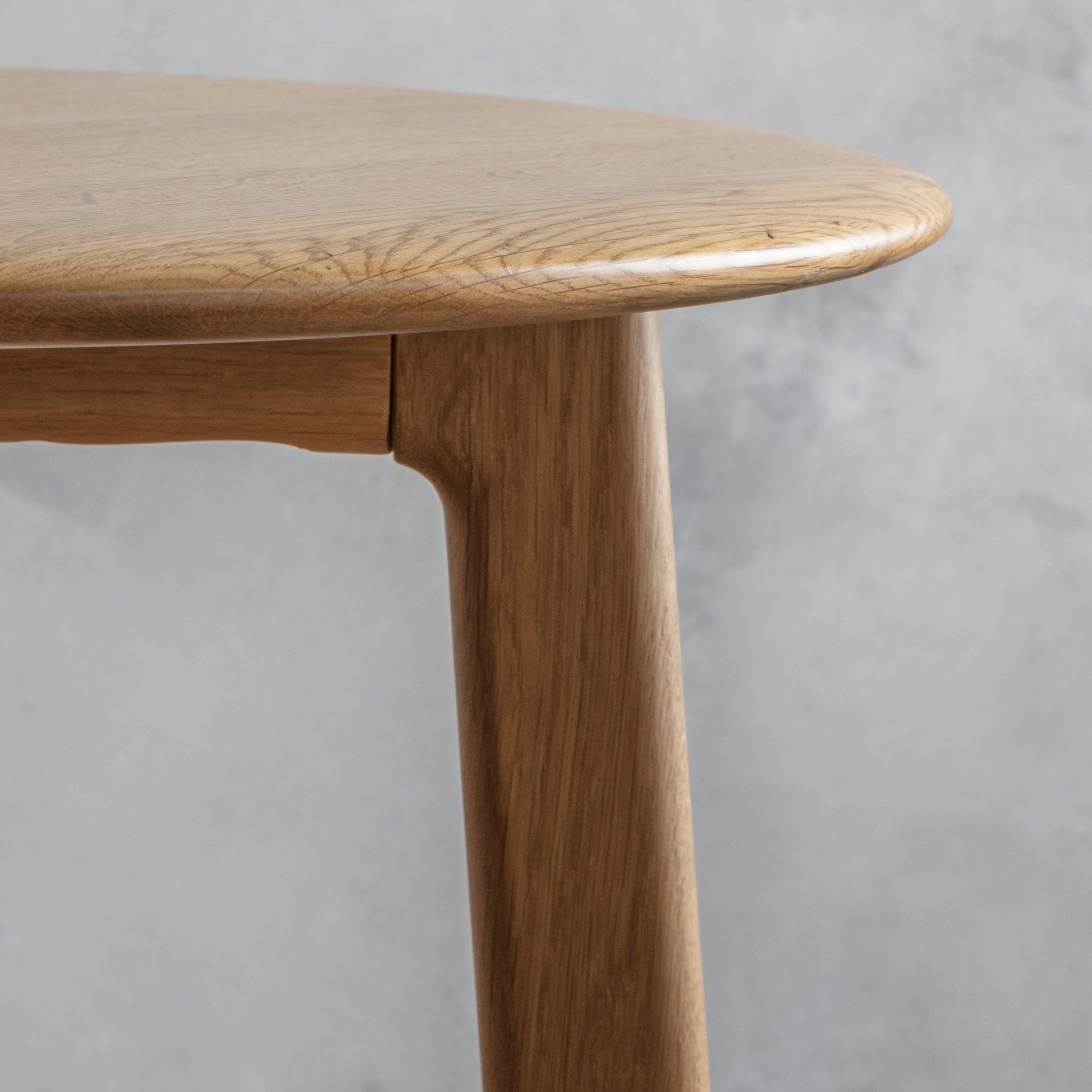 Modera Round Solid Oak Side Table - Maison Rêves UK
